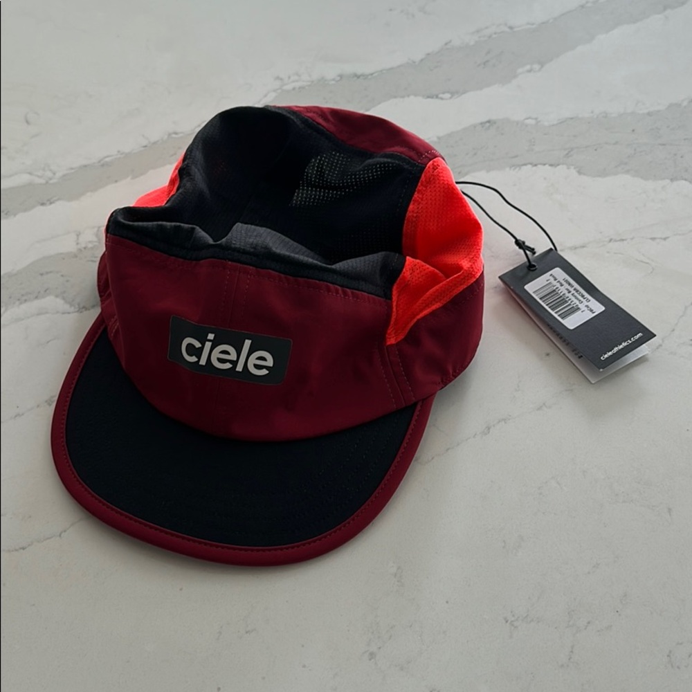 BRAND NEW ciele running cap 🧢